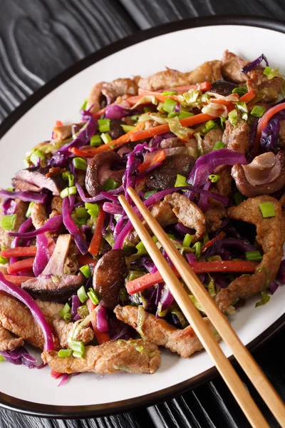 Heet Chinees varkensvlees moo shu met groenten close-up in een bord. ve — Stockfoto