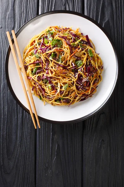Asian Noodle Salad with thinly sliced red cabbage, julienned car — Stockfoto