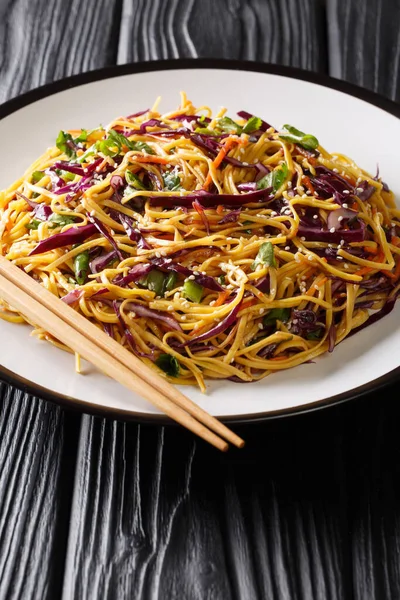 Asian Noodle Salad with thinly sliced red cabbage, julienned car — Stockfoto