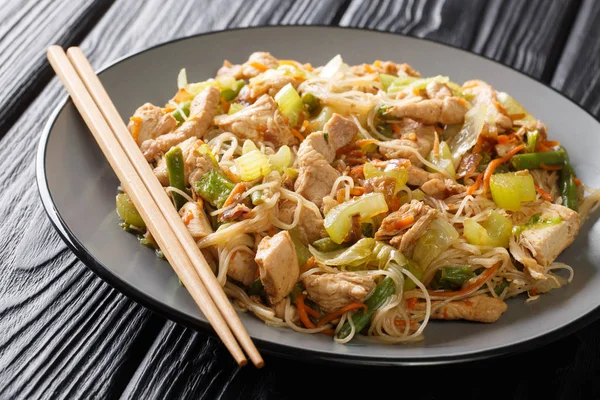 Traditional filipino noodles pancit bichon with vegetables and m — 图库照片