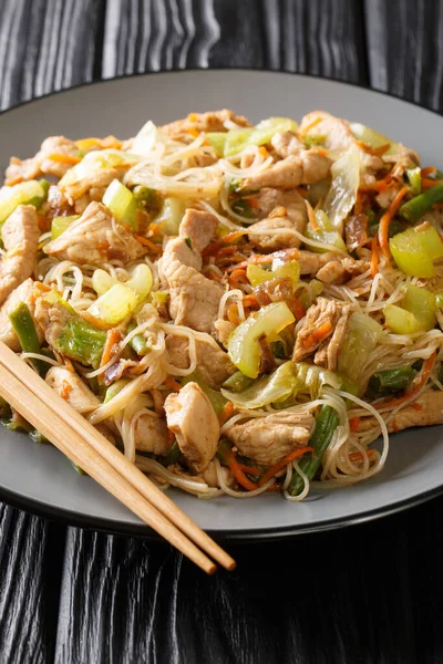 Delicious Filipino food Pancit Bihon rice noodles with vegetable — Stock Photo, Image