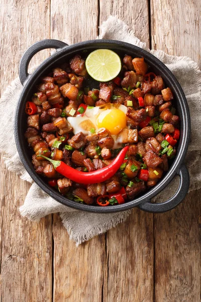 Sisig�is a Filipino dish made from parts of pig head and chicken — Stockfoto