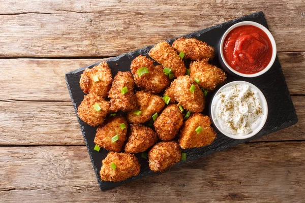 Porción Nuggets de pollo fritos en copos de coco servidos con — Foto de Stock