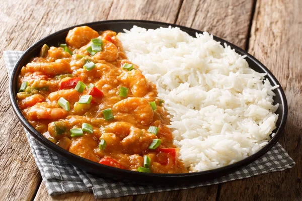 Camarones tradicionales picantes Etouffee con apio, cebolla y pimienta —  Fotos de Stock