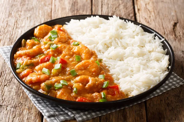 Serving of shrimp Etouffee with vegetables and sauce served with — Stock Photo, Image