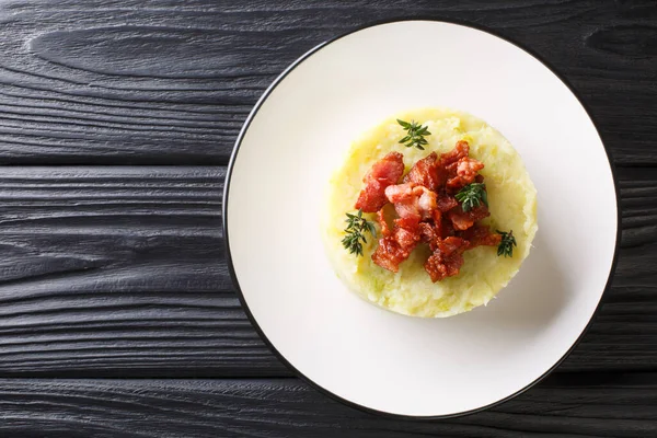 Potatismos och grönkål toppade med stekt bacon closeu — Stockfoto