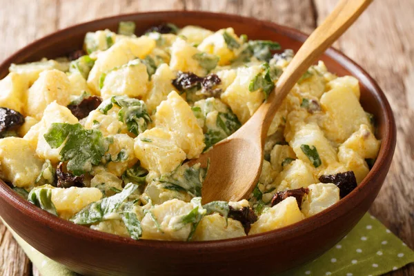 Подавать картофельный салат с йогуртом, травами, специями и сушеными оливками — стоковое фото