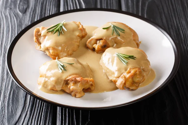 Poulet sans peau cuisses de poulet, moutarde de Dijon, érable — Photo