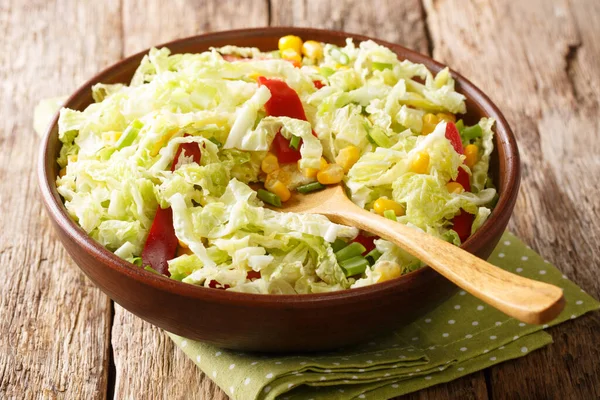 Салат из капусты с кукурузой, луком и перцем — стоковое фото