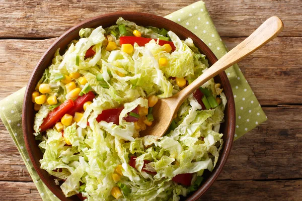 Savooikool salade in rustieke stijl met maïs, uien en paprika — Stockfoto