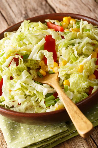 Insalata di cavolo sabaudo con mais, cipolle e peperone primo piano i — Foto Stock