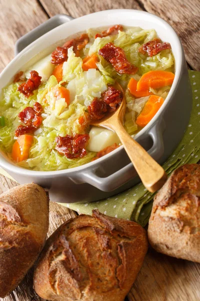 Smakelijk savooi kool soep met aardappelen en gebakken spek closeup i — Stockfoto