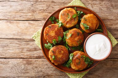 Hint patates köfteleri Aloo Tikki yoğurtla servis edilir. 