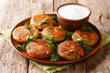 Hindistan 'ın sokak yemekleri. Patates Aloo Tikki yanında yoğurt ile servis edilir.