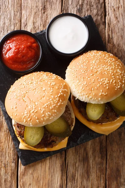 Horké čerstvé Oklahoma smažené cibulové burgery podávané s kečupem a m — Stock fotografie