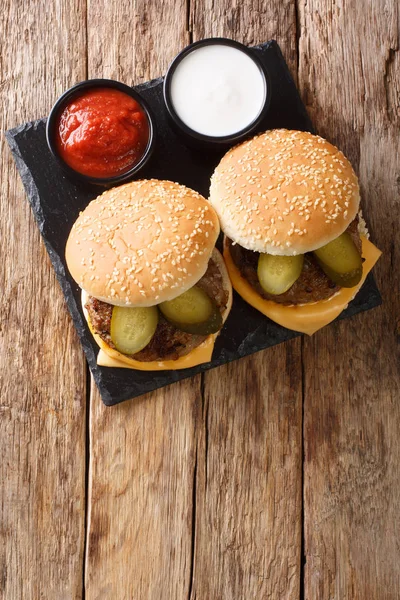 Lahodné hamburgery se smaženou cibulí pro výsledek s příchutí — Stock fotografie