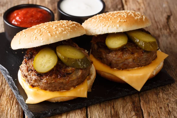 Receita tradicional de Oklahoma. Hambúrgueres de cebola frita com cheddar ch — Fotografia de Stock