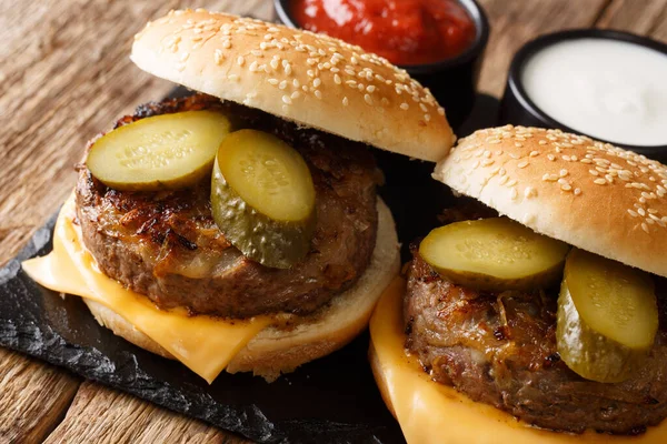 Americká příchuť Oklahoma smažené cibulové burgery s čedar chee — Stock fotografie