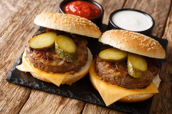 Hambúrgueres caseiros de cebola frita com queijo cheddar e picles clo — Fotografia de Stock