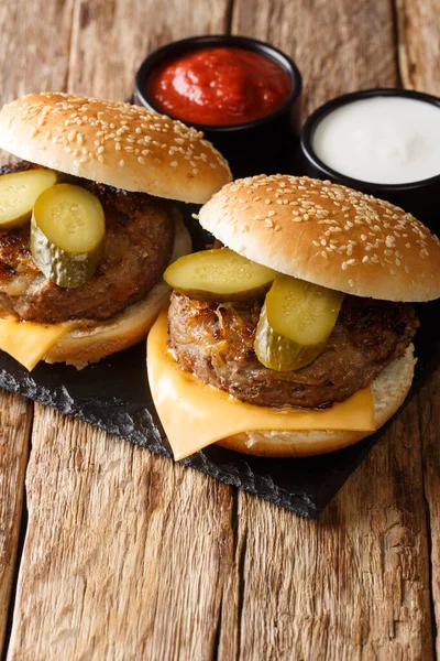 Finom burgerek sült hagymával a hozzáadott ízért — Stock Fotó
