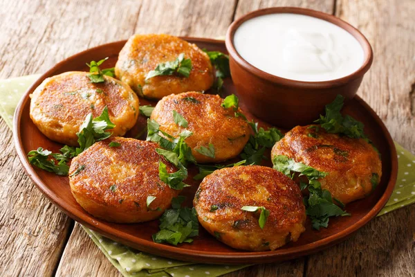 Fried potato patties Aloo Tikki with indian spices served with y — Stock Photo, Image