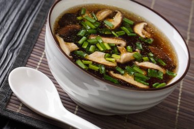 Dietary soup with shiitake mushrooms and green onions close-up i
