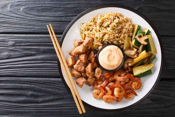 Serving hibachi of rice, shrimp, steak and vegetables served wit — Stock Photo, Image