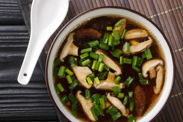 Asiatische Suppe mit Shiitake-Pilzen, grünen Zwiebeln in Nahaufnahme in einem B — Stockfoto