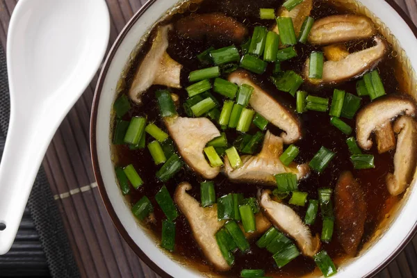 Zupa dietetyczna z grzybami shiitake i zielonej cebuli zbliżenie i — Zdjęcie stockowe