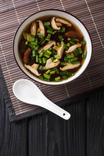 Vegetarische Misosuppe mit Shiitake-Pilzen und grünen Zwiebeln cl — Stockfoto