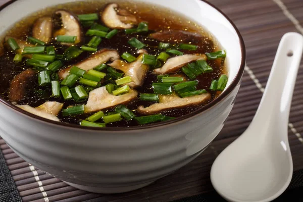 Traditionelle japanische Suppe mit Shiitake-Pilzen und grünen Zwiebeln — Stockfoto