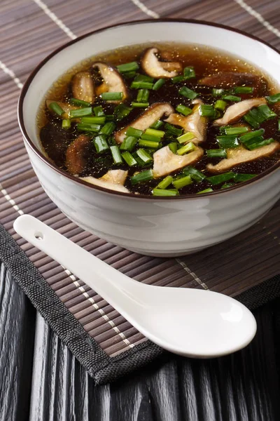 Wegetariańska zupa miso z grzybami shiitake i zieloną cebulą cl — Zdjęcie stockowe