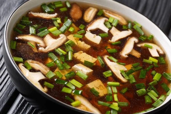 Dietary soup with shiitake mushrooms, tofu and green onions clos — Stockfoto