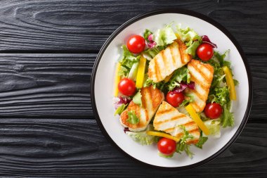 Izgara halloumi ve taze sebzeli peynirli salata.