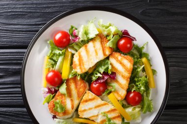 Lezzetli çerez salatası ızgara halloumi peyniri ve taze sebze.