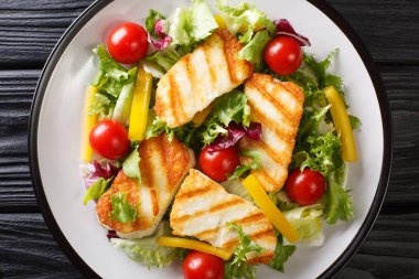 Izgara halloumi peyniri ve taze sebzeler.