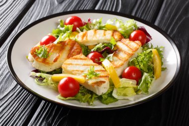 Çıtır ızgara halloumi ve taze sebzeler.