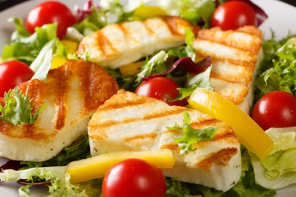 Fresh salad with grilled halloumi cheese with vegetables closeup — Stock Photo, Image