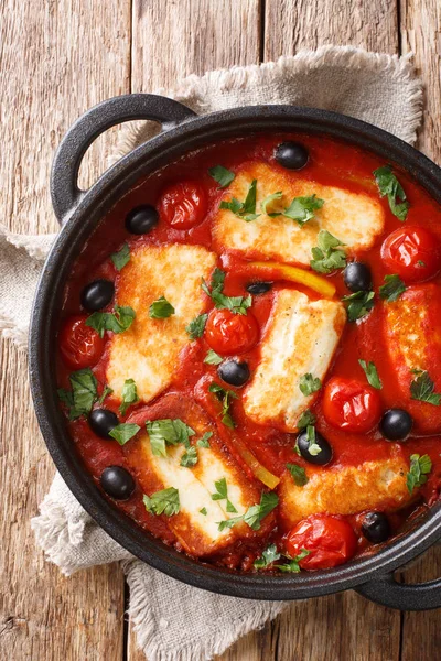 Baked Halloumi cheese with tomatoes, peppers, olives close-up in — Stock Photo, Image