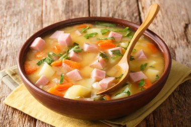 Masanın üzerinde jambonlu bezelye çorbası servisi. yatay