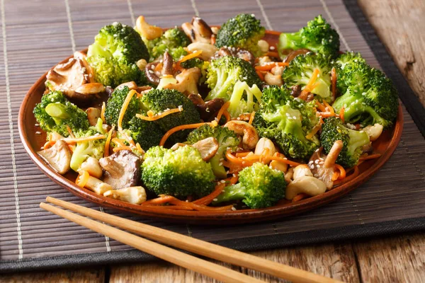 Ensalada Brócoli Asado Con Shiitake Zanahorias Anacardos Cerca Plato Sobre — Foto de Stock