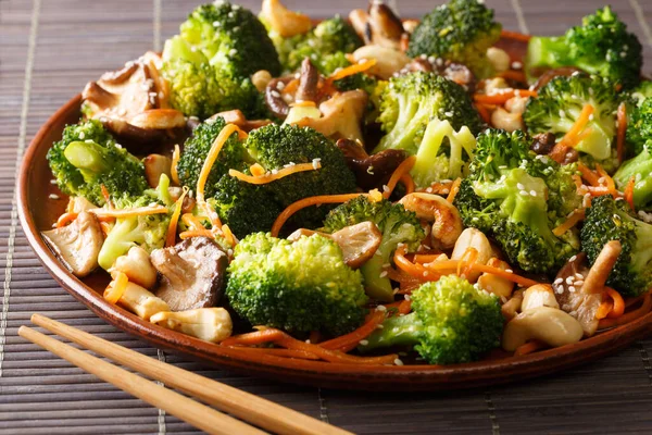 Servir Brócoli Frito Con Shiitake Zanahorias Anacardos Cerca Plato Sobre — Foto de Stock