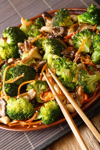 Chinese Gebakken Shiitake Champignons Broccoli Wortelen Cashewnoten Close Een Bord — Stockfoto