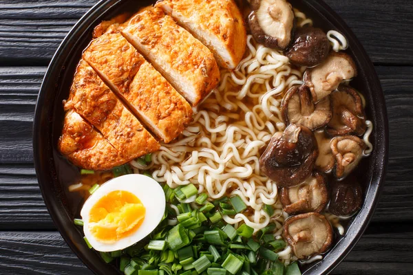 Hagyományos Forró Ramen Tésztaleves Csirke Shiitake Tojás Zöld Hagyma Közelkép — Stock Fotó