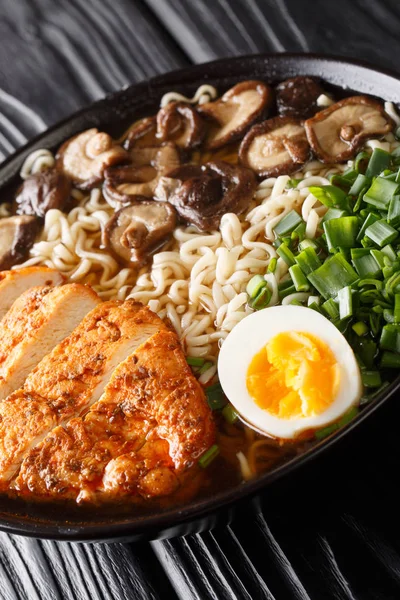 Sopa Ramen Japonés Con Pollo Champiñones Huevos Hierbas Cerca Tazón — Foto de Stock