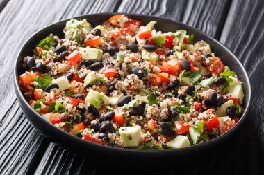 Masadaki tabakta diyet fitness salatası, avokado, biber, domates ve siyah fasulye. yatay