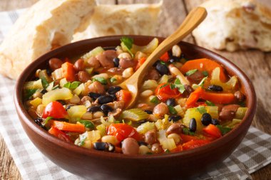 Sebzeli üç fasulye çorbası. Masanın üzerinde yakın plan bir kasede. yatay