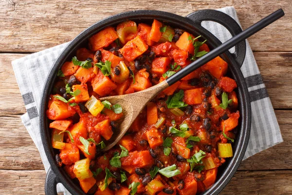 Chili Batatas Frijoles Negros Con Tomates Apio Cerca Una Sartén — Foto de Stock