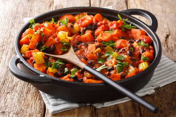 Traditionellt Recept Chili Sötpotatis Och Svarta Bönor Med Tomater Selleri — Stockfoto