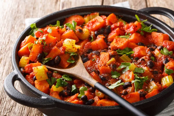 Chili Sötpotatis Och Svarta Bönor Med Tomater Selleri Närbild Panna — Stockfoto